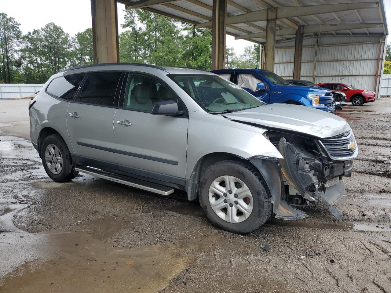 2017 Chevrolet Traverse Ls - Фото 4