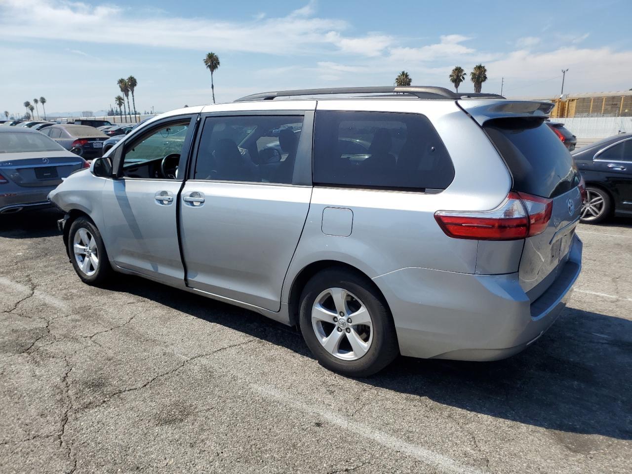 2015 Toyota Sienna Le - Фото 2