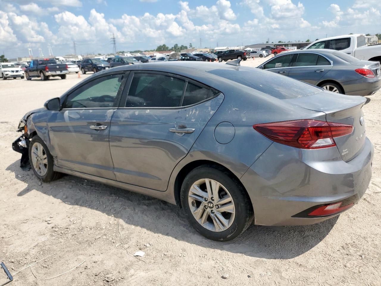 2019 Hyundai Elantra Sel - Image 2
