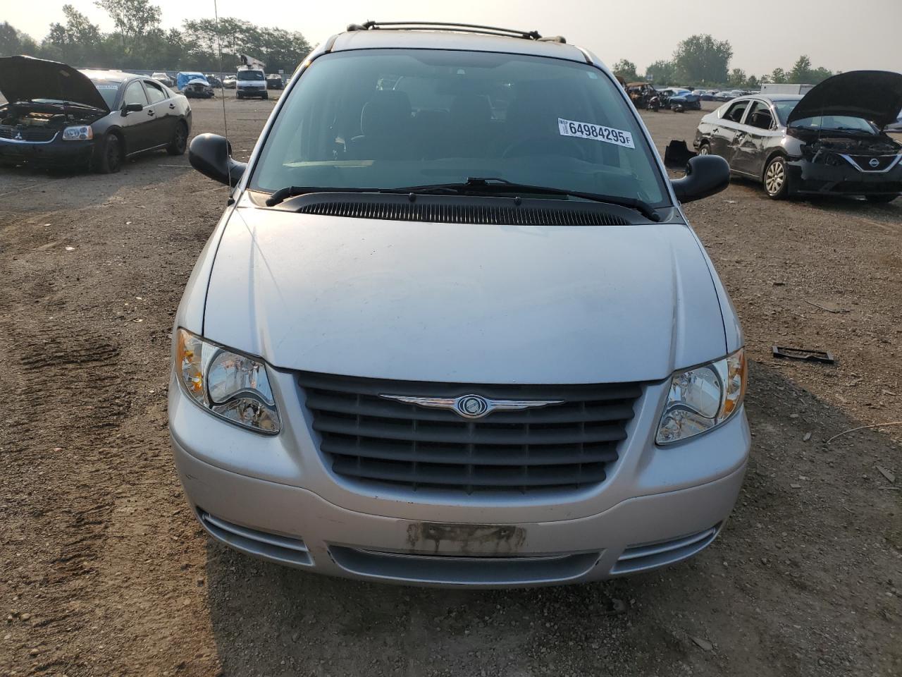 2006 Chrysler Town & Country - Image 5