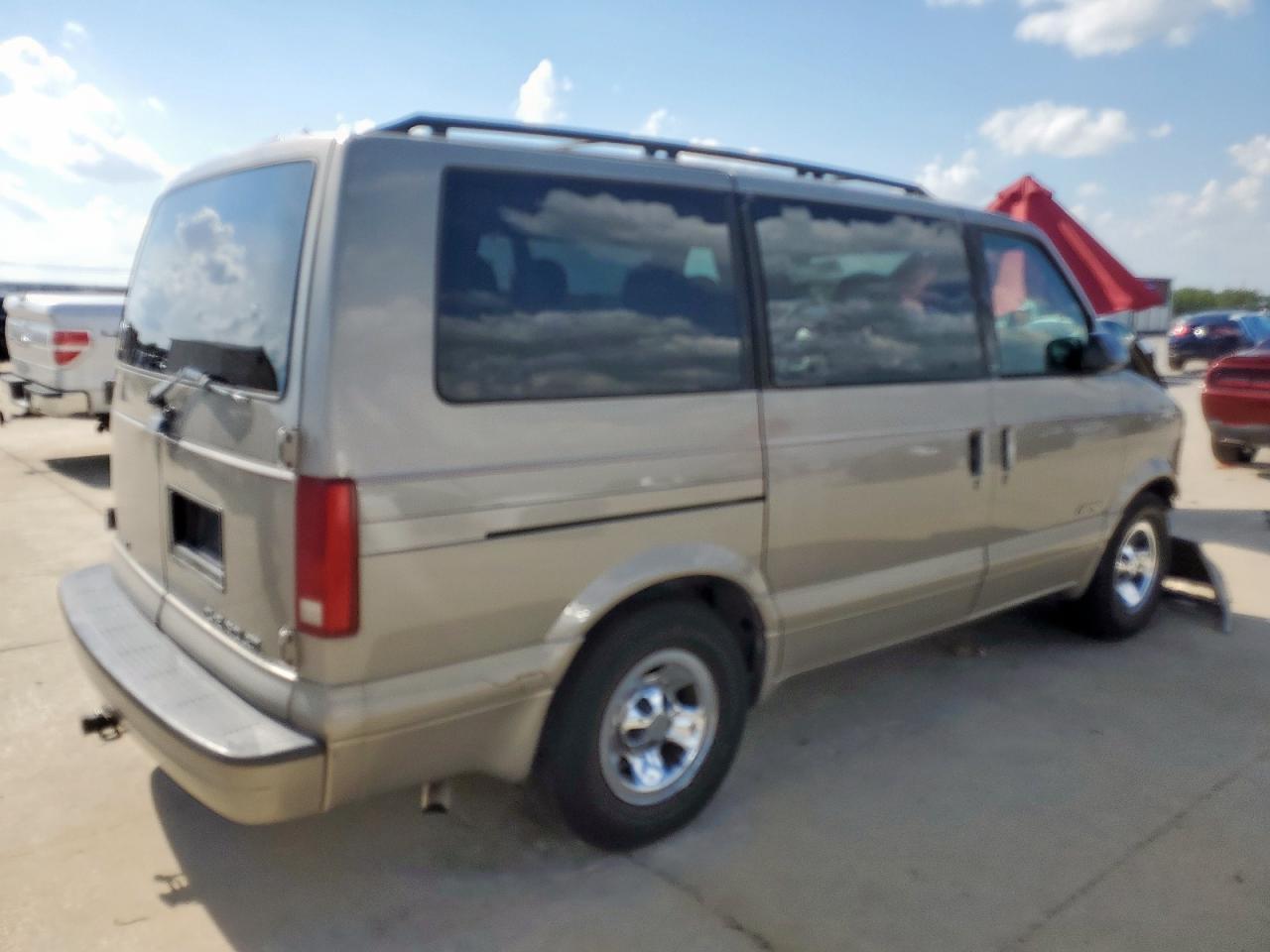 2001 Chevrolet Astro - Фото 3