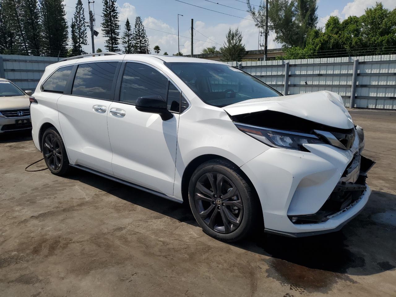 2022 Toyota Sienna Xse - Image 4