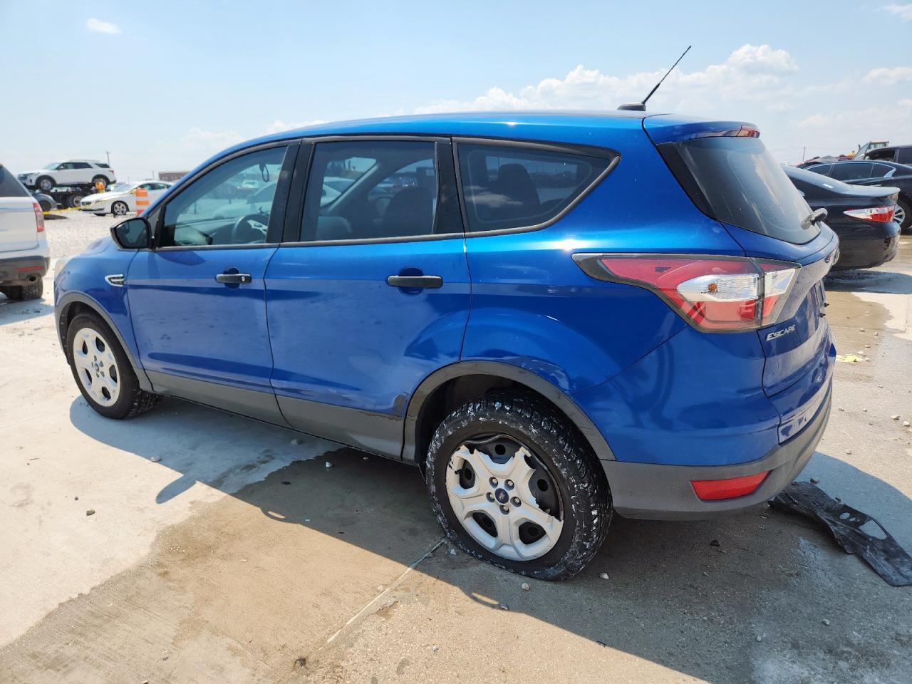 2017 Ford Escape S - Фото 2