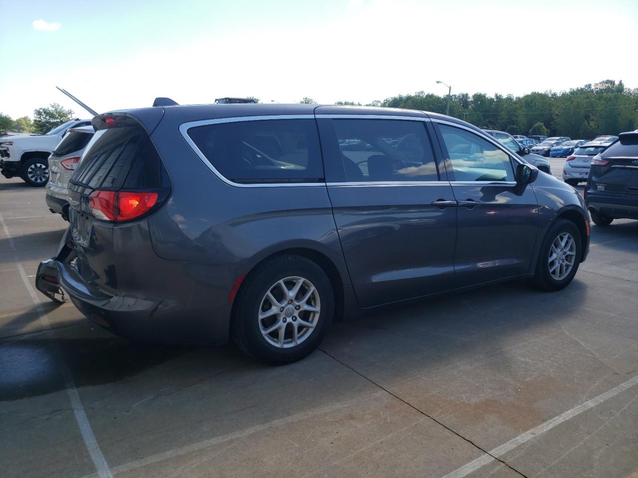 2017 Chrysler Pacifica Touring - Image 3