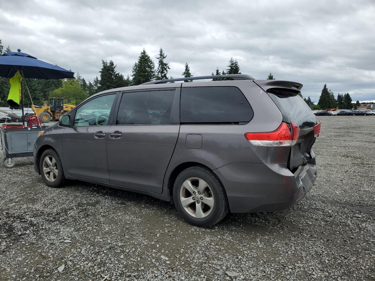 2013 Toyota Sienna Le - Image 2
