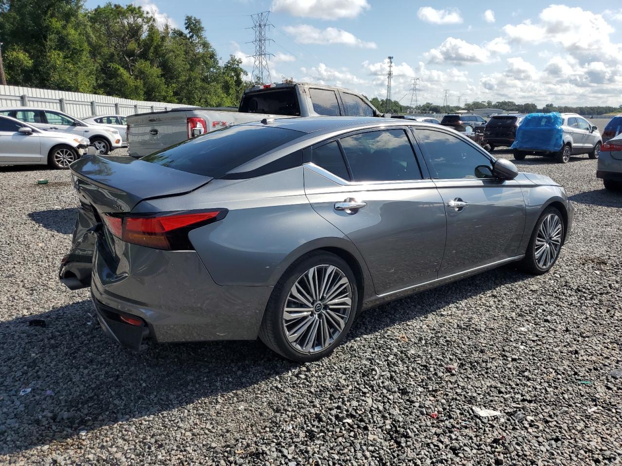 2023 Nissan Altima Sl - Image 3