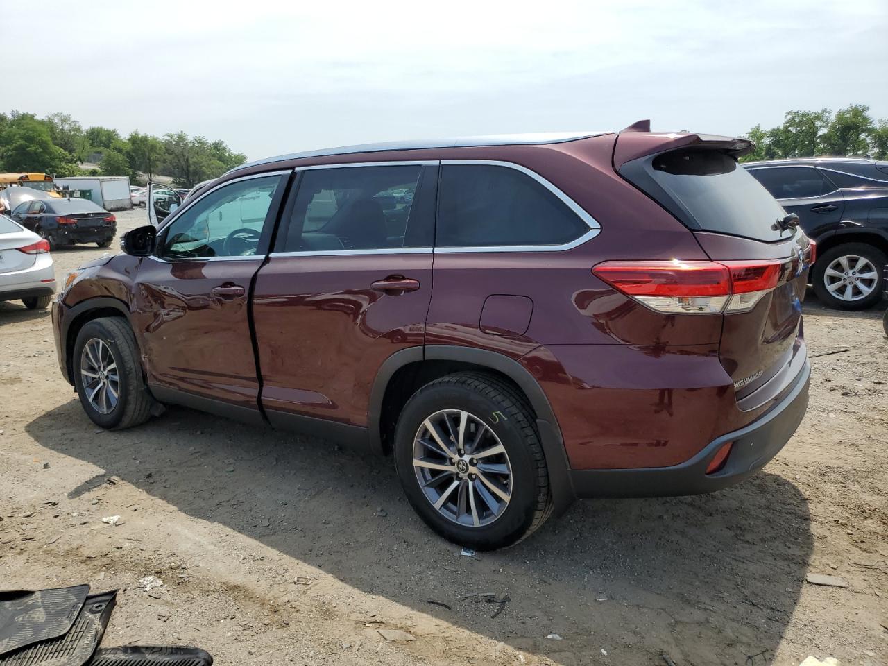 2019 Toyota Highlander Se - Фото 2