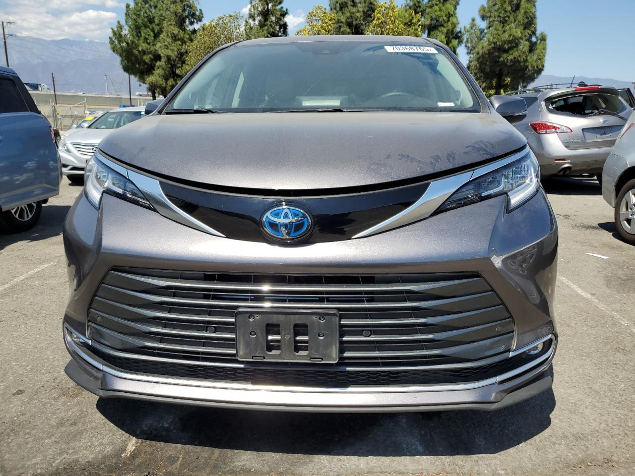 2024 Toyota Sienna Limited - Image 5