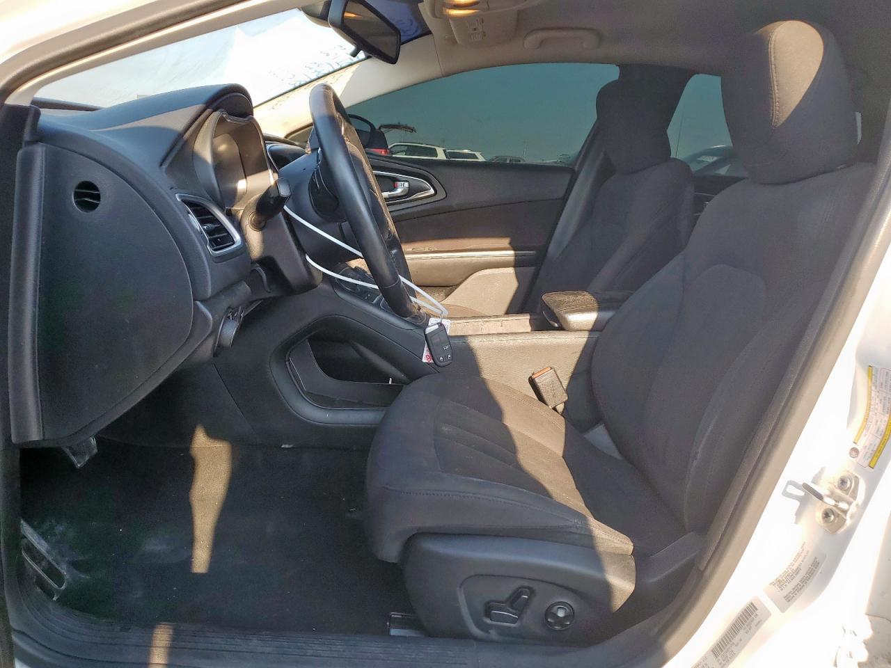 2015 Chrysler 200 Limited - Image 7