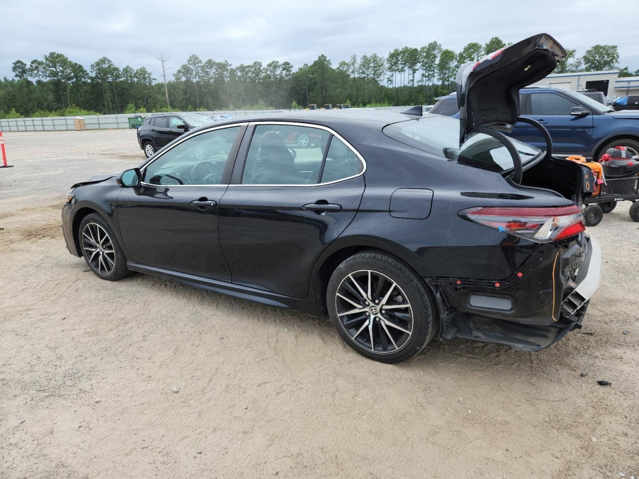 2021 Toyota Camry Se - Фото 2
