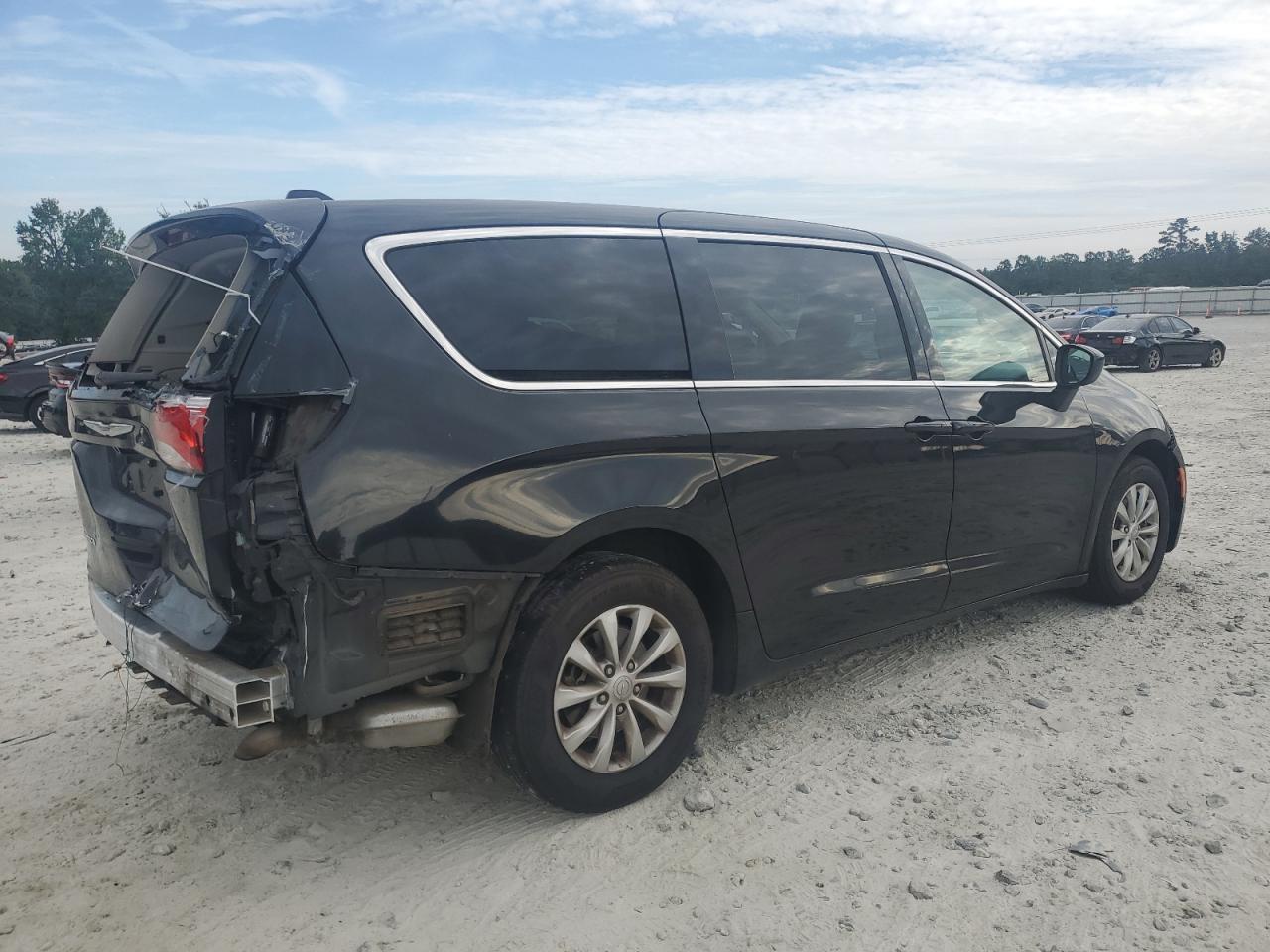 2017 Chrysler Pacifica Touring - Фото 3