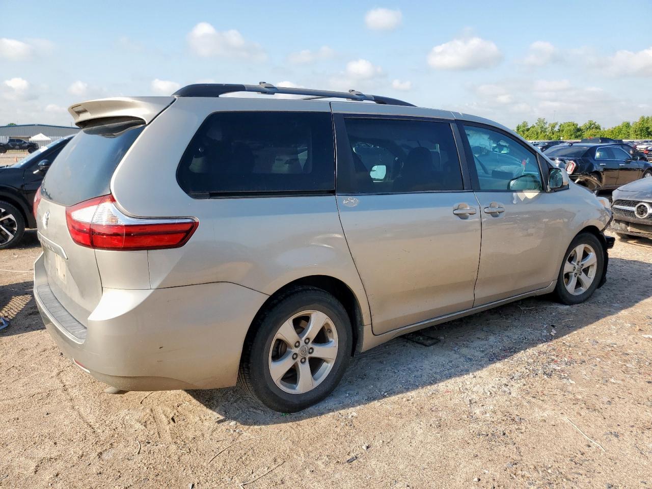 2015 Toyota Sienna Le - Фото 3