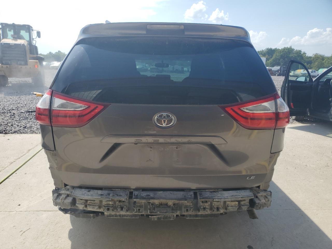 2017 Toyota Sienna Le - Image 6