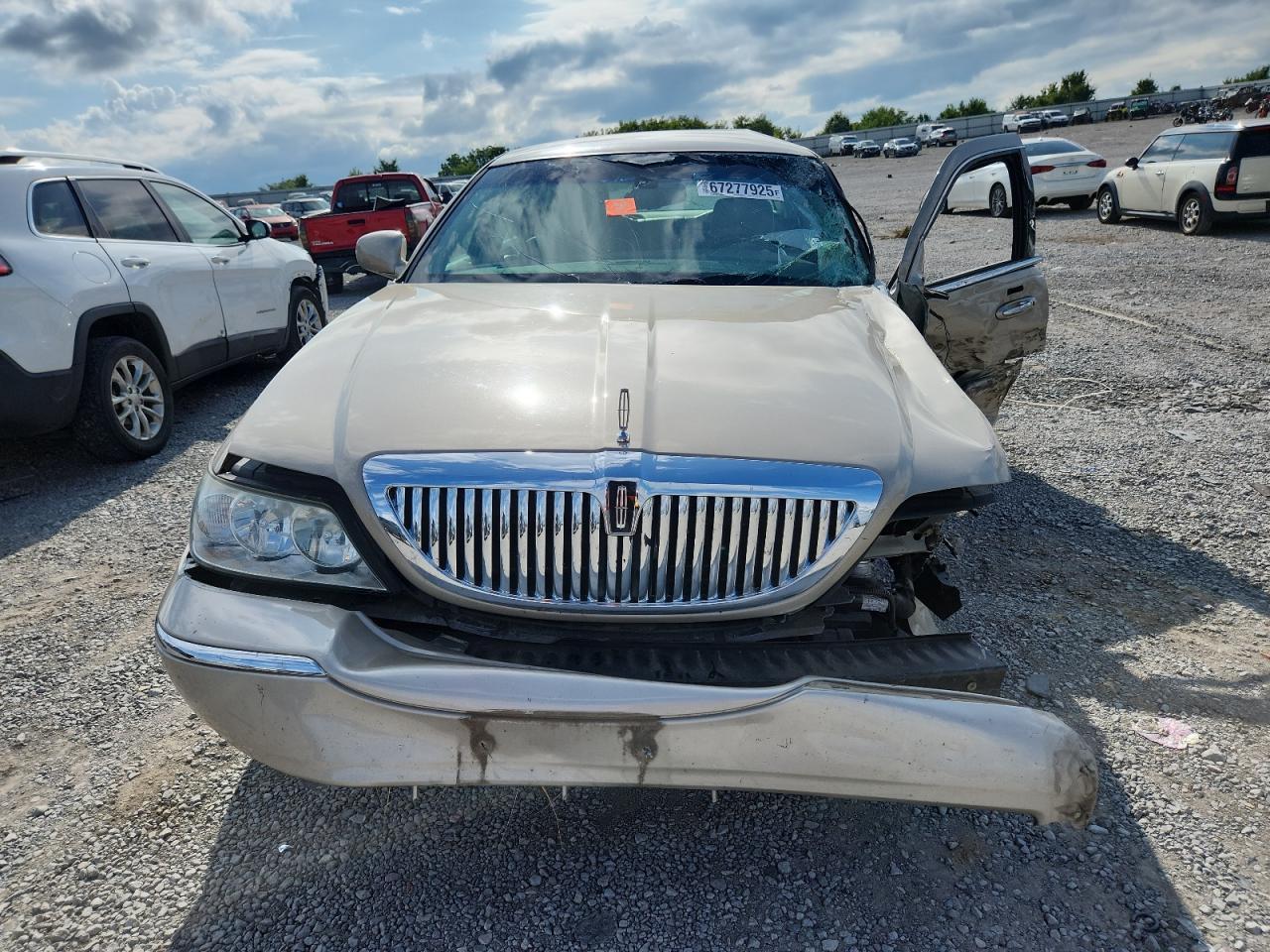 2011 Lincoln Town Car Signature Limited - Image 5