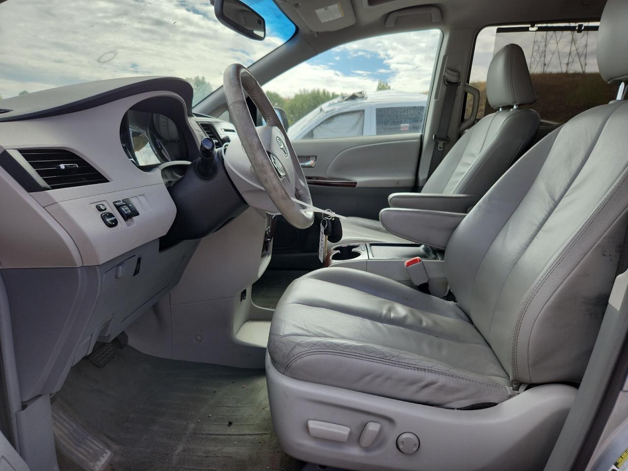 2011 Toyota Sienna Xle - Фото 7