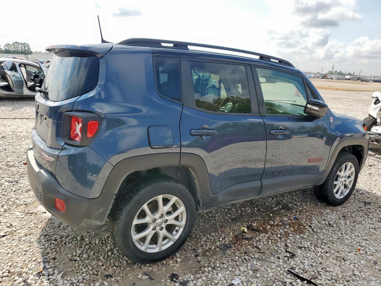 2023 Jeep Renegade Trailhawk - Image 3