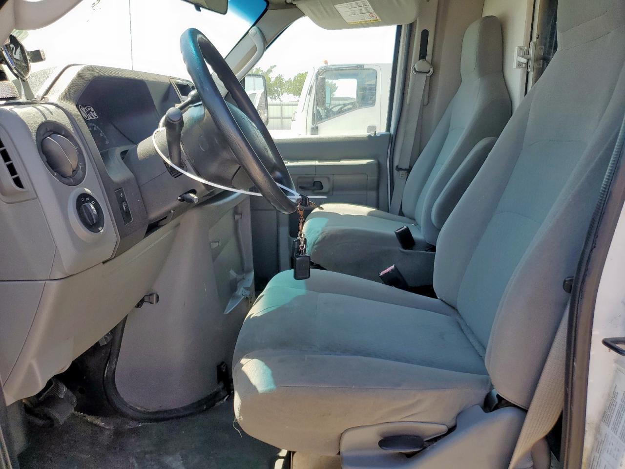 2011 Ford Econoline E450 Super Duty Cutaway Van - Фото 7