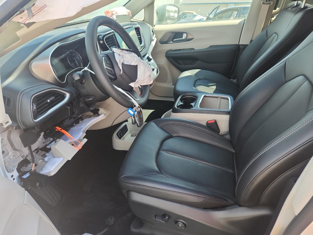 2024 Chrysler Pacifica Touring L - Image 7