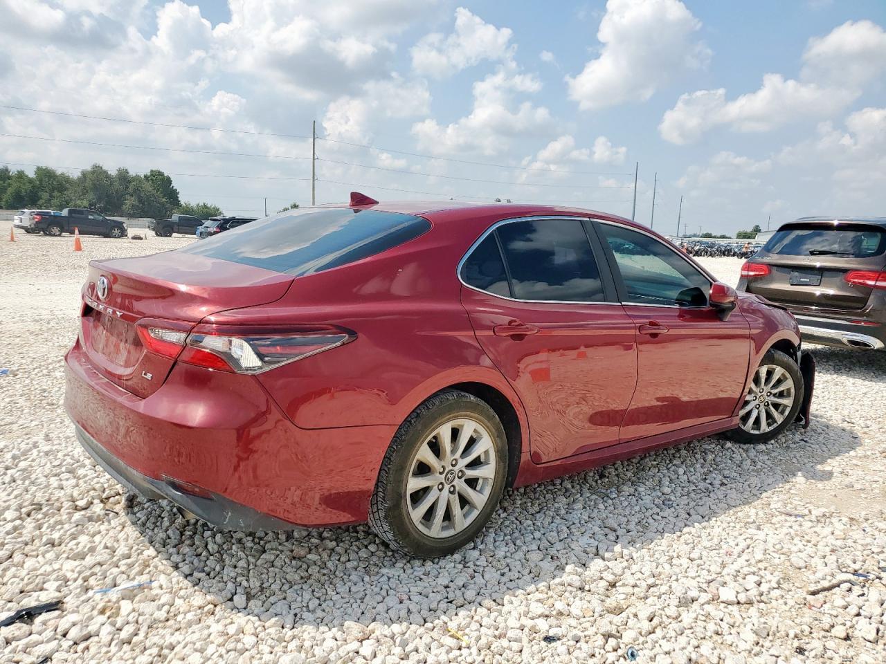 2022 Toyota Camry Le - Фото 3