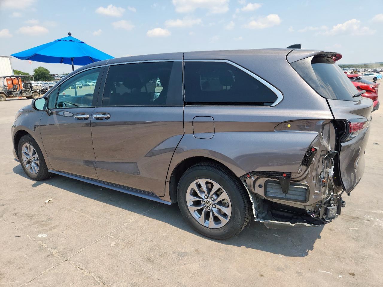 2022 Toyota Sienna Xle - Image 2