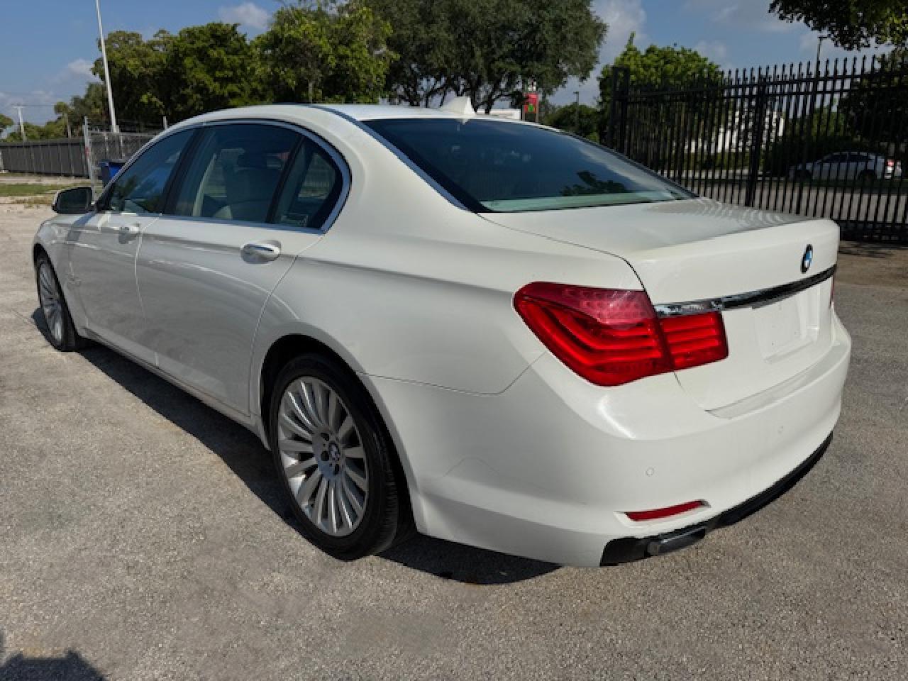 2009 BMW 750 Li - Фото 2