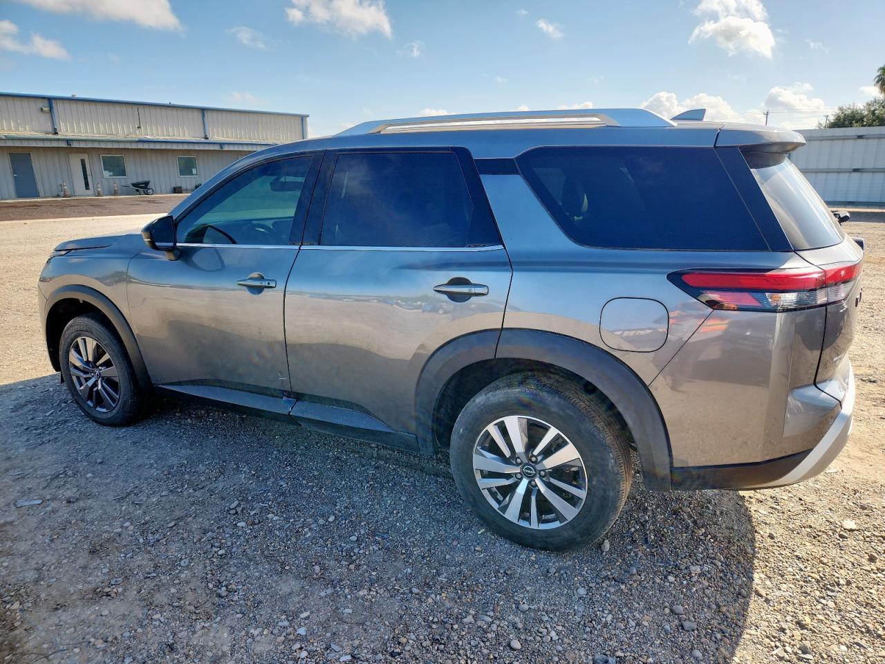 2023 Nissan Pathfinder Sl - Image 2