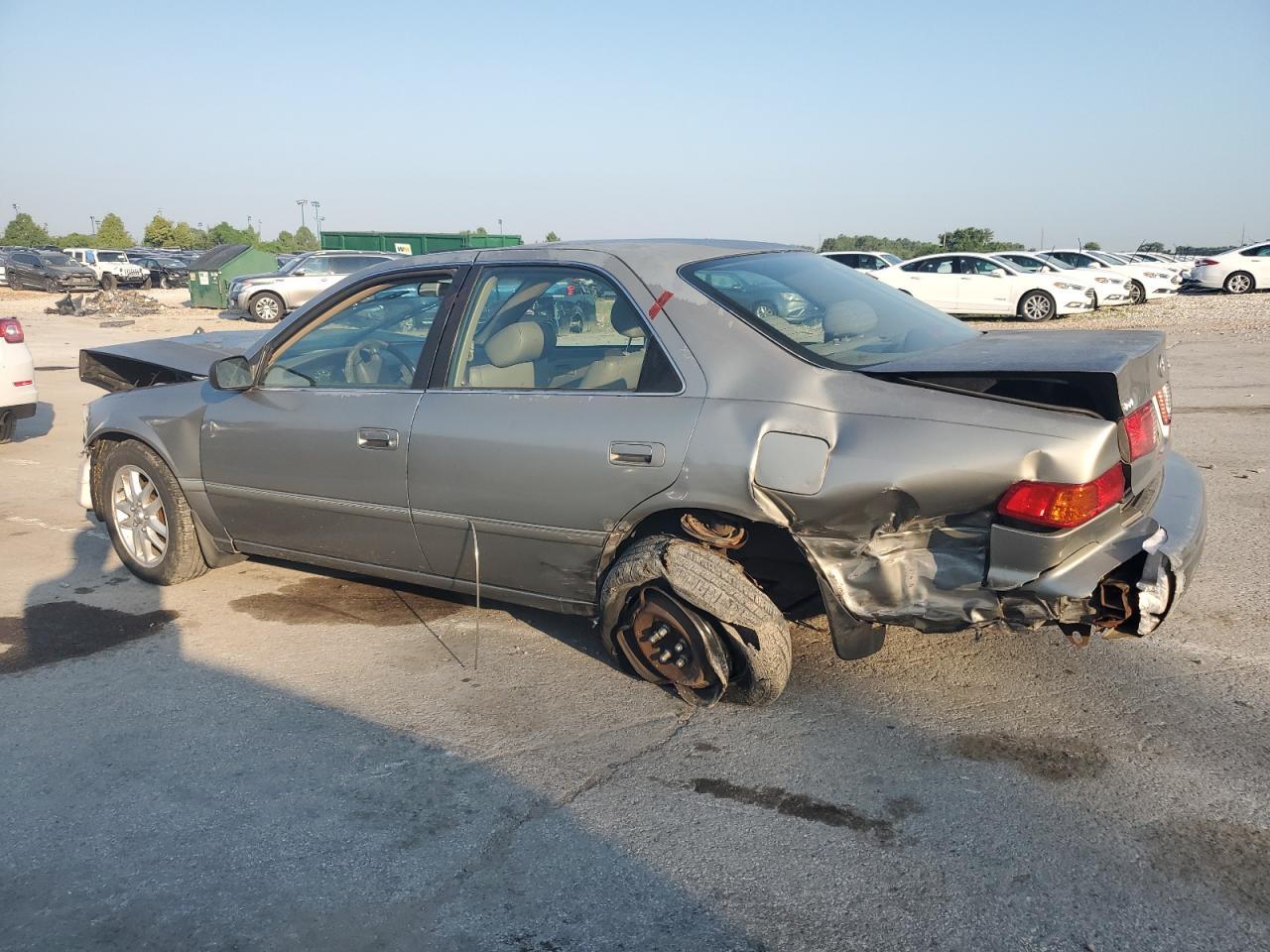 2001 Toyota Camry Le - Фото 2
