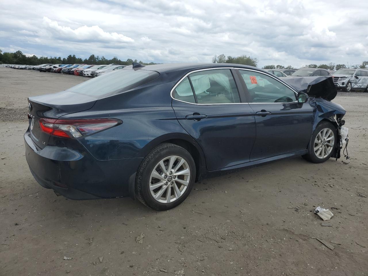 2021 Toyota Camry Le - Фото 3