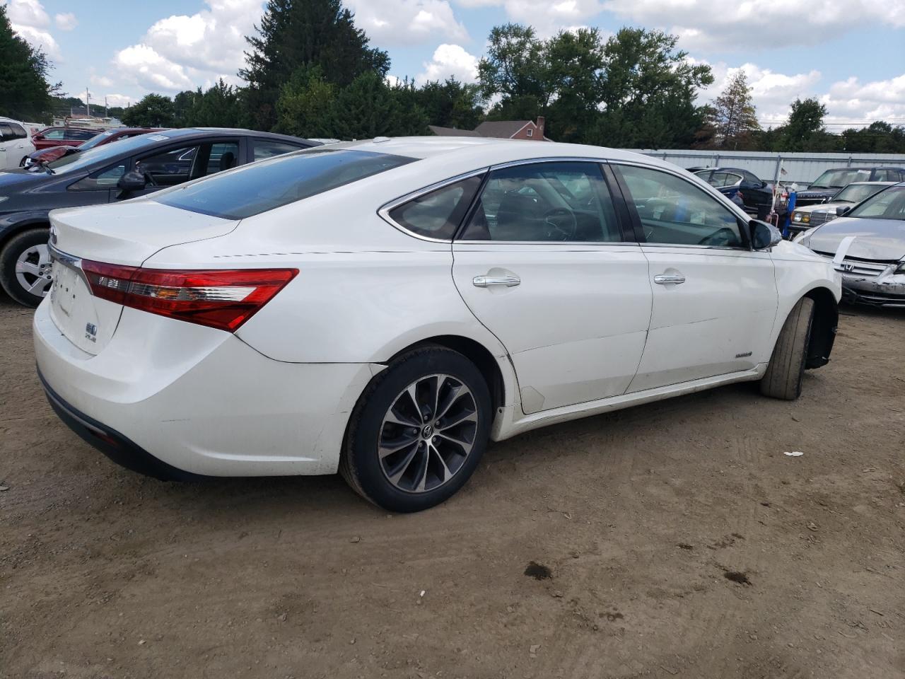 2016 Toyota Avalon Hybrid - Image 3