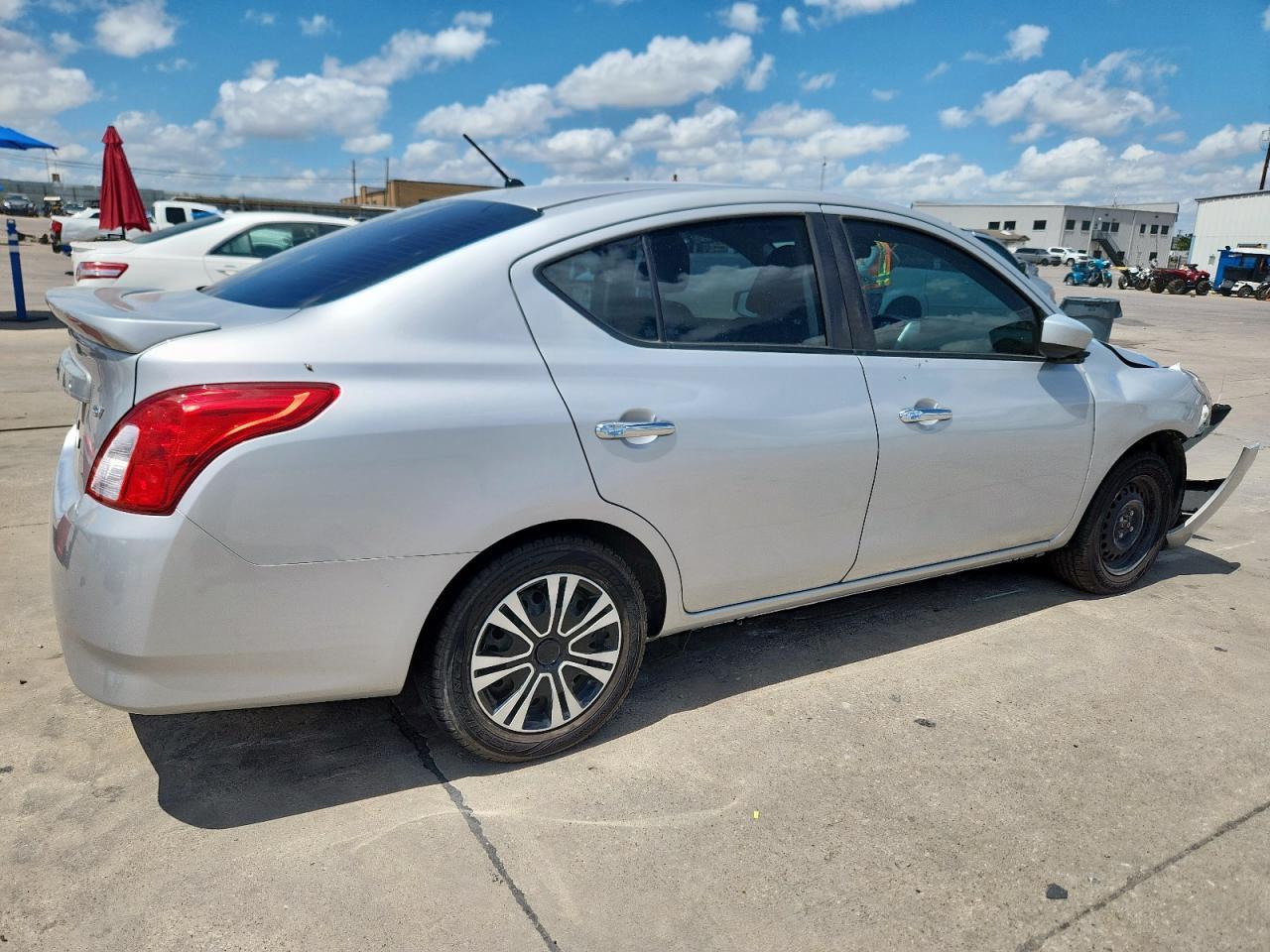 2019 Nissan Versa S - Фото 3