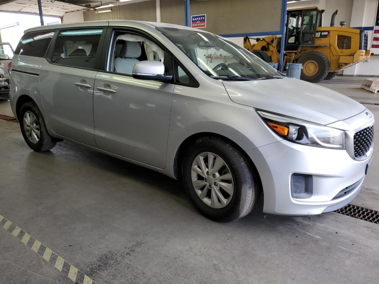 2017 Kia Sedona Lx - Фото 4