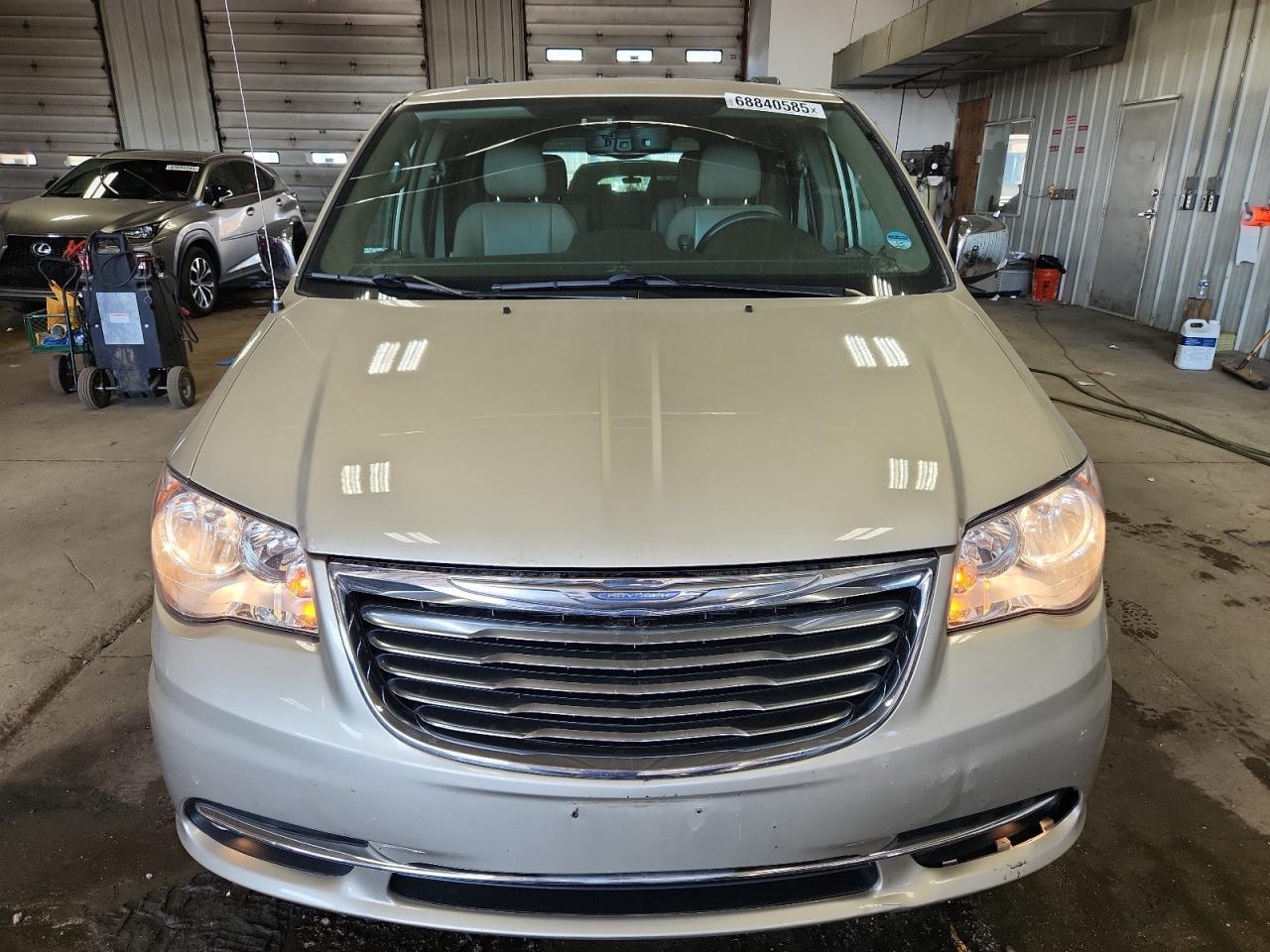 2016 Chrysler Town & Country Touring L - Image 5