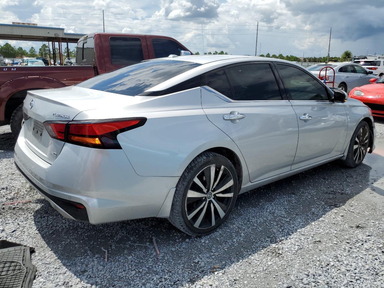 2020 Nissan Altima Platinum - Image 3