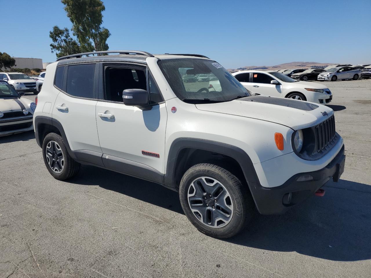 2017 Jeep Renegade Trailhawk - Image 4