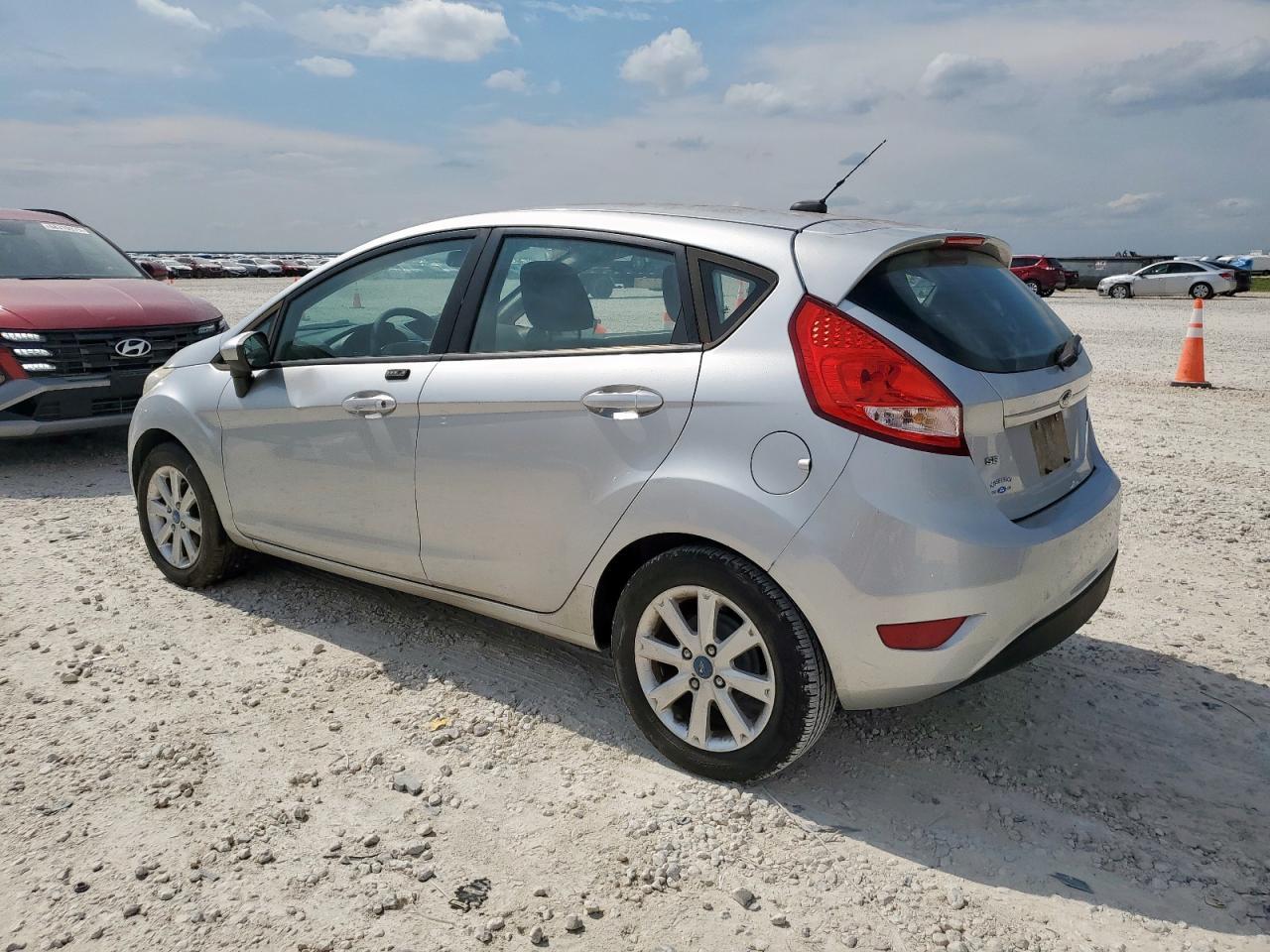 2012 Ford Fiesta Se - Image 2