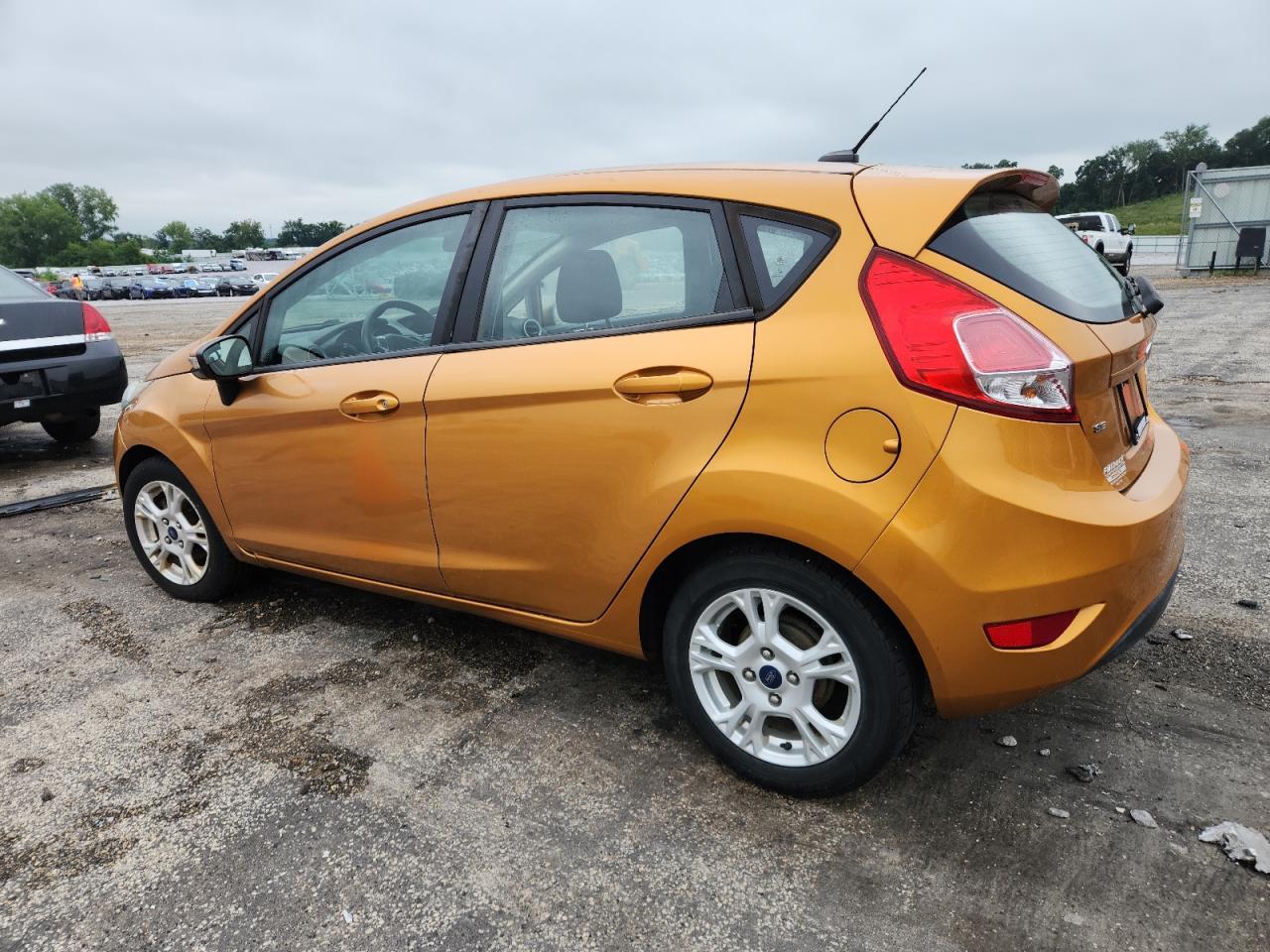 2016 Ford Fiesta Se - Фото 2