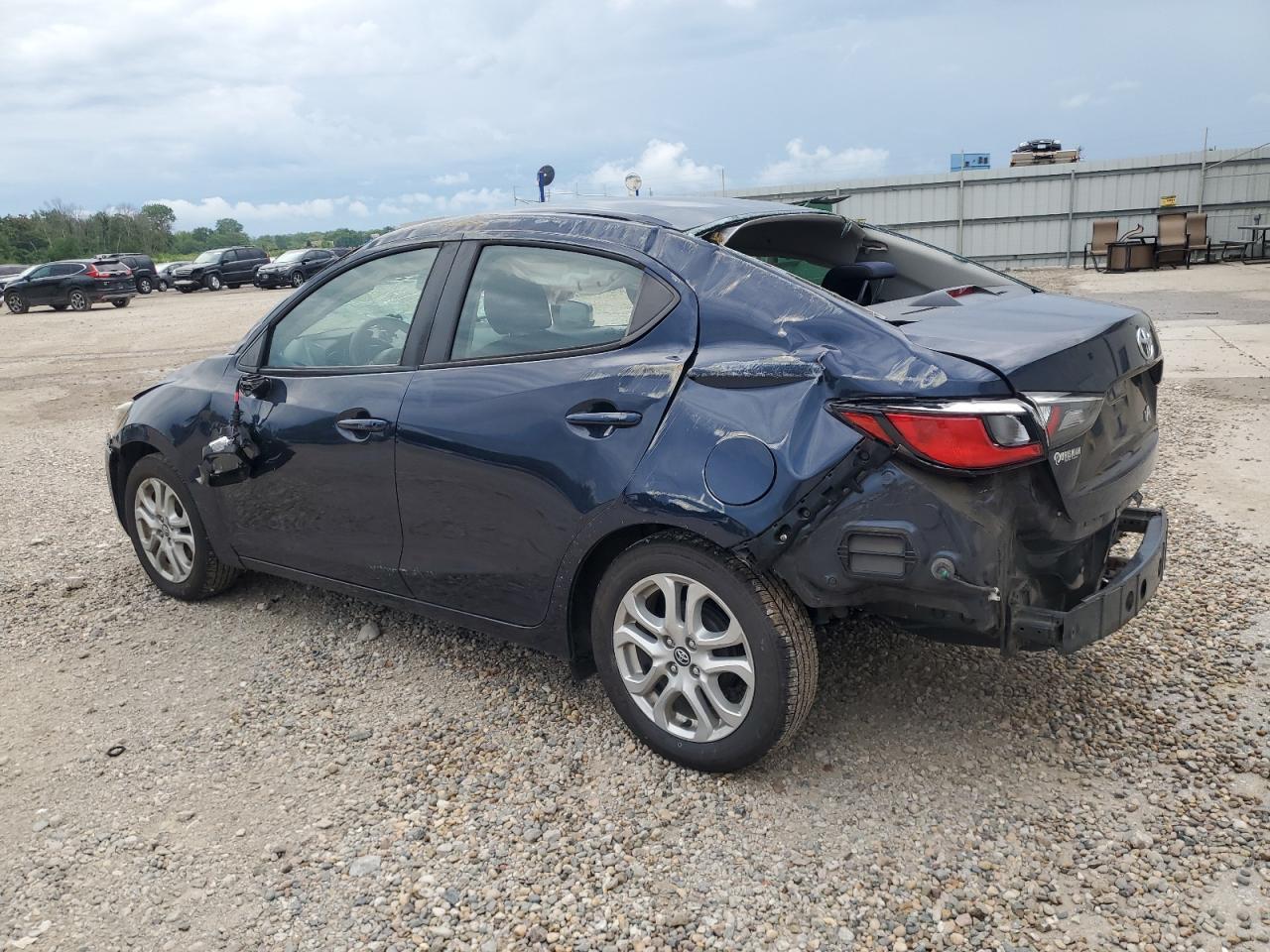 2017 Toyota Yaris Ia - Фото 2