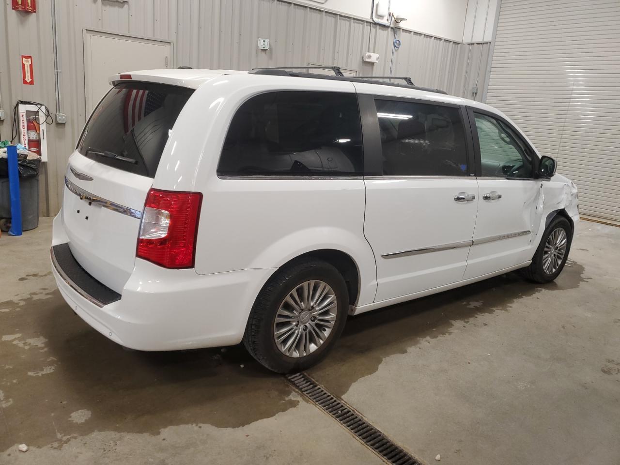 2014 Chrysler Town & Country Touring L - Image 3