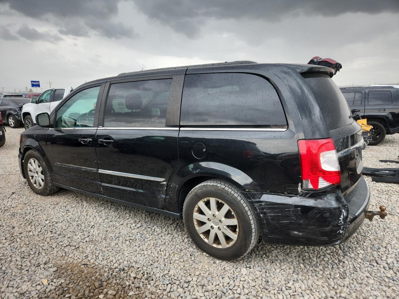 2013 Chrysler Town & Country Touring - Фото 2