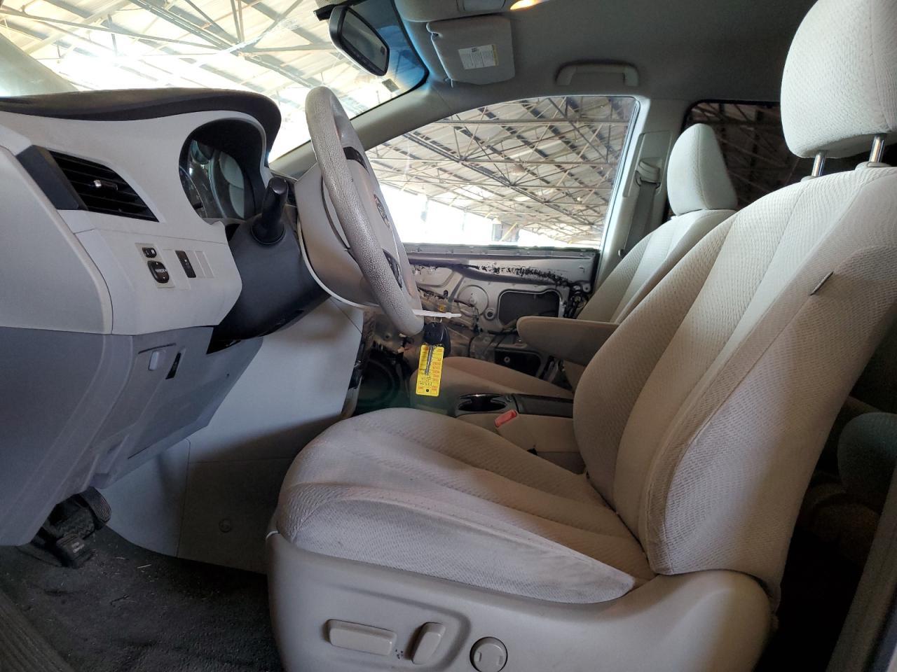 2012 Toyota Sienna Le - Фото 7