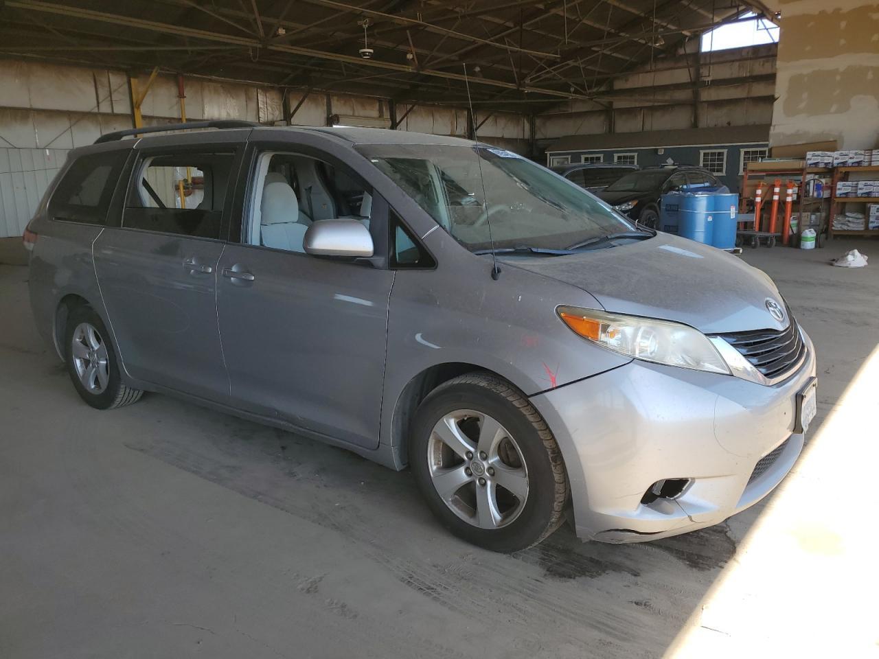 2013 Toyota Sienna Le - Image 4