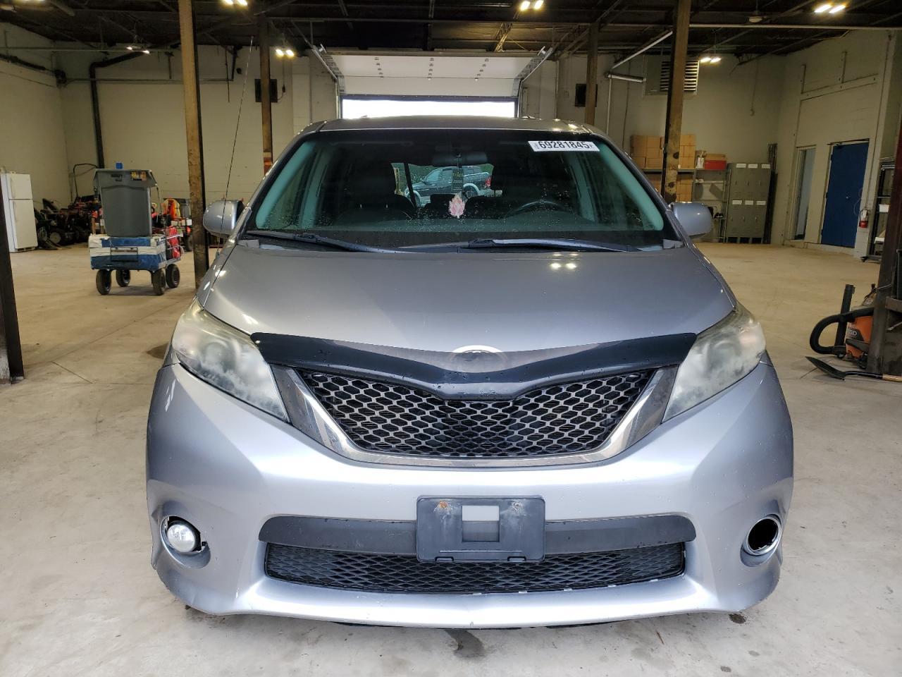 2011 Toyota Sienna Sport - Фото 5