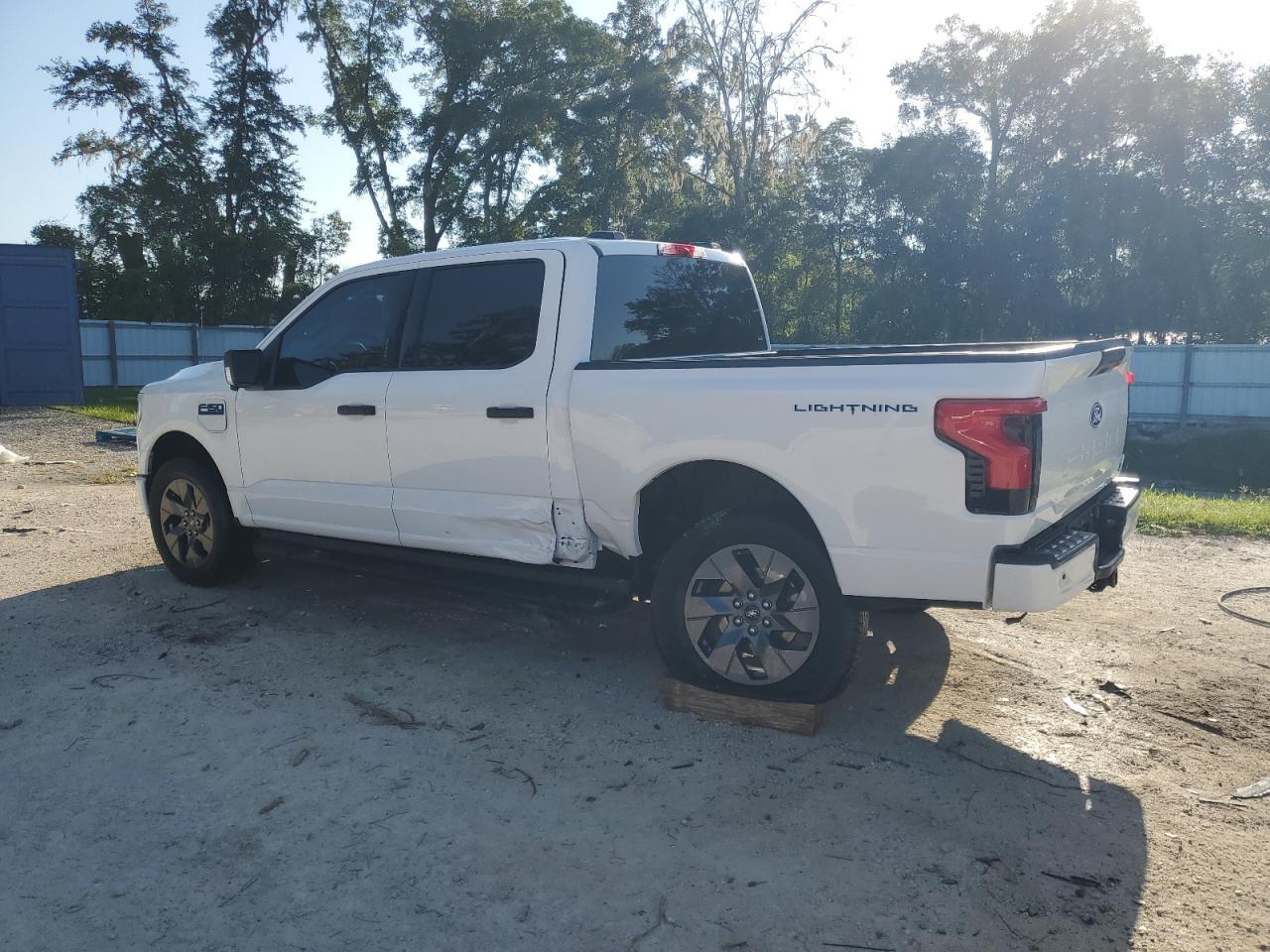 2024 Ford F150 Lightning Xlt - Фото 2