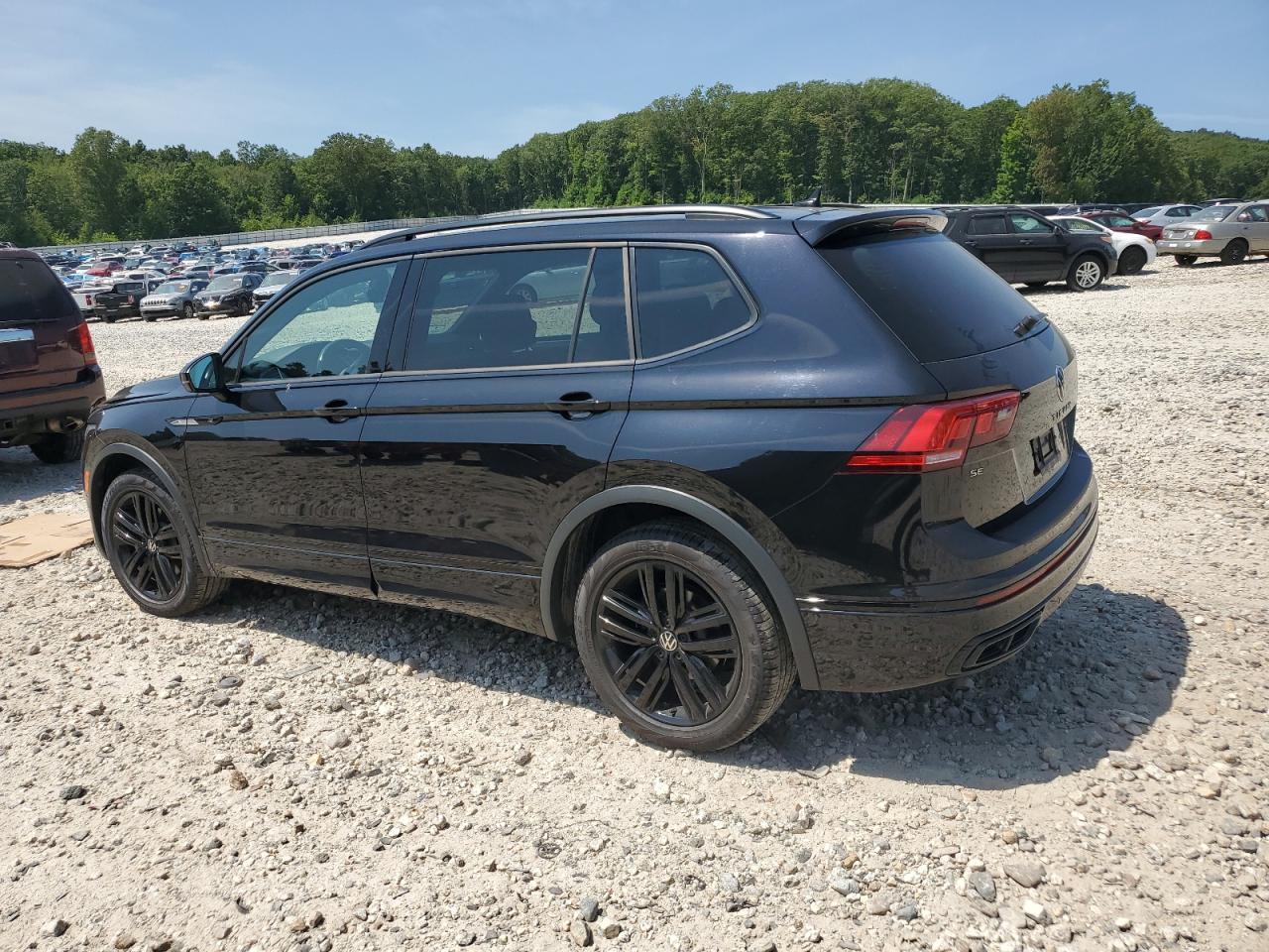 2022 Volkswagen Tiguan Se R-Line Black - Image 2