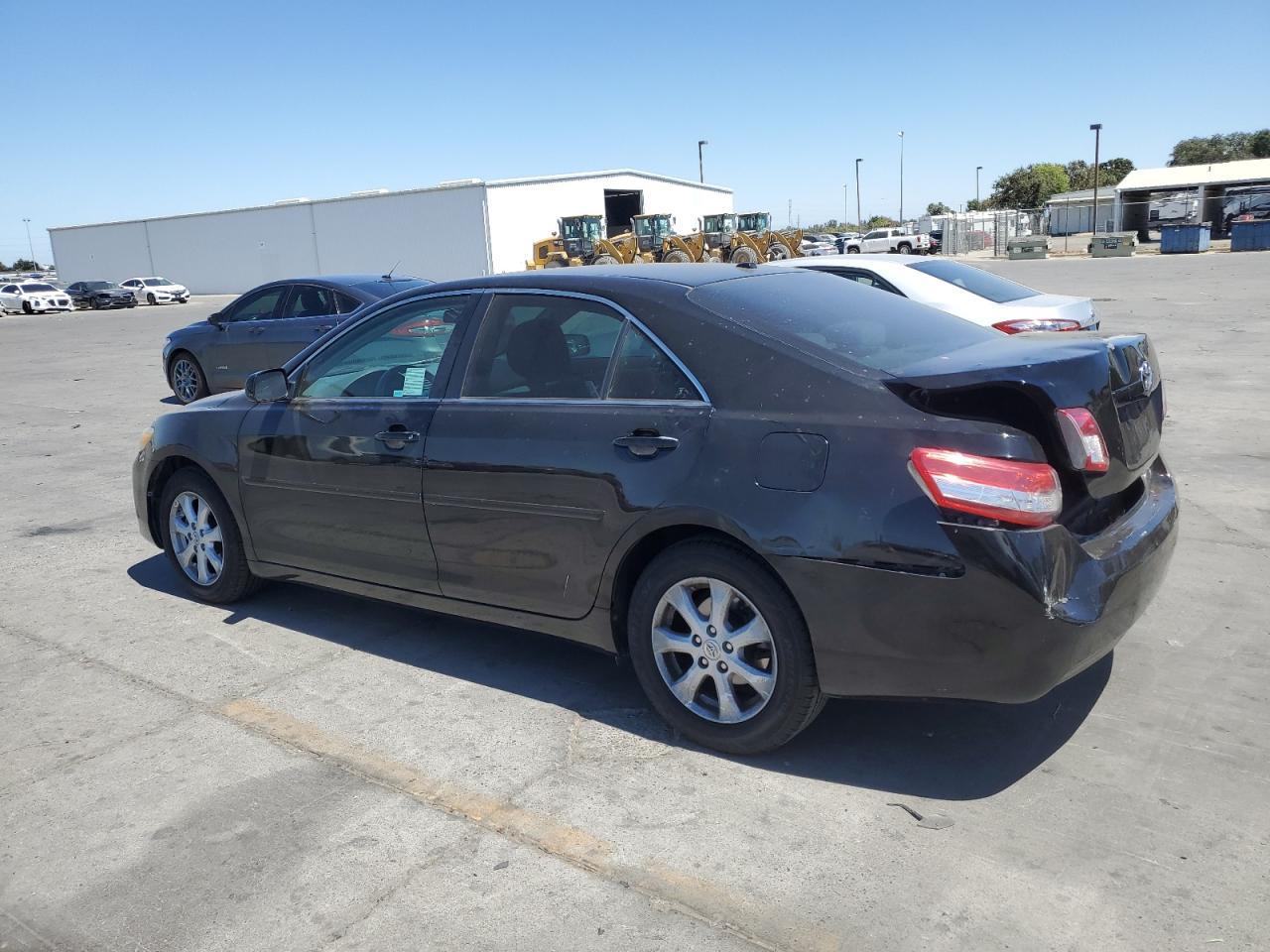2011 Toyota Camry Base - Фото 2