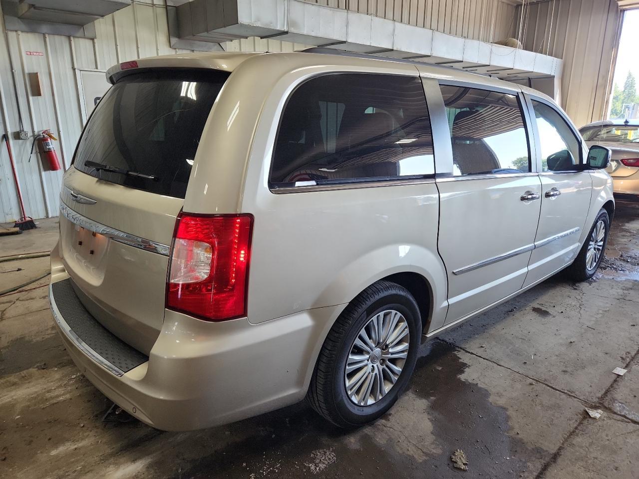 2016 Chrysler Town & Country Touring L - Image 3