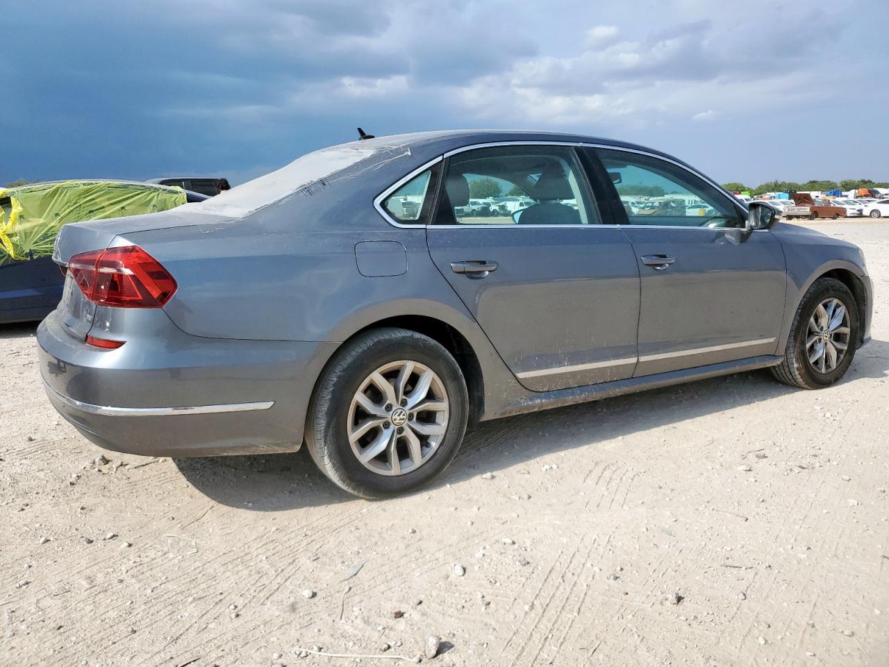 2017 Volkswagen Passat S - Фото 3