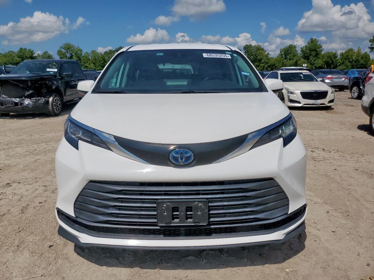 2022 Toyota Sienna Le - Image 5