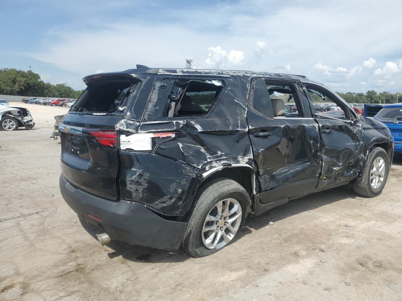 2023 Chevrolet Traverse Ls - Фото 3