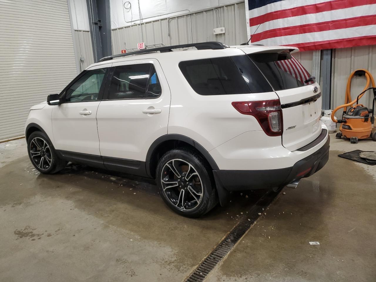 2015 Ford Explorer Sport - Image 2